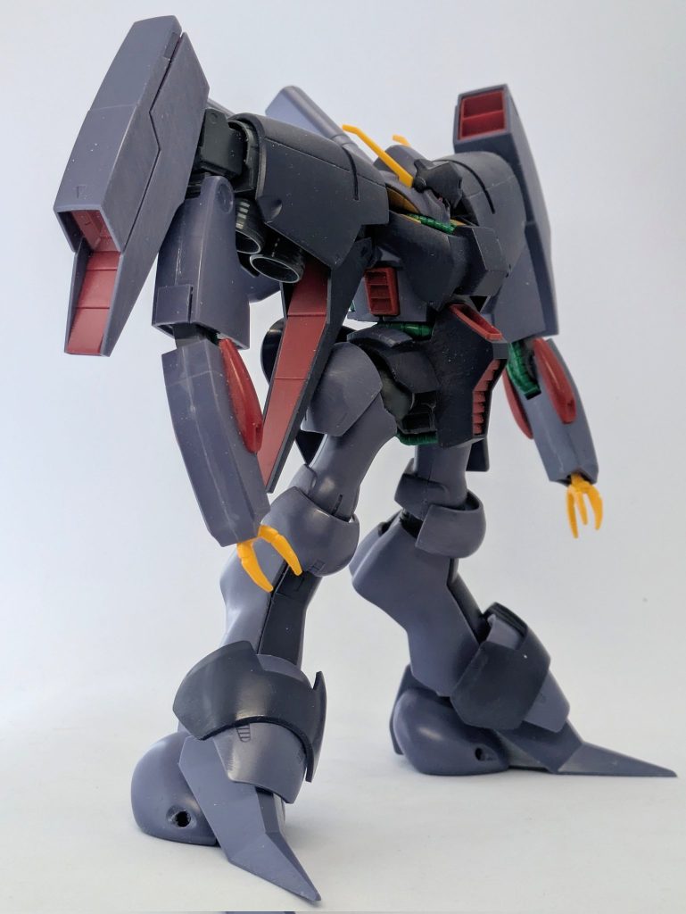 肘のガワラ曲げ工作。肘関節を切断して真鍮線で角度をつけて接着しただけ。動かそうと思わなければ簡単なのだ。