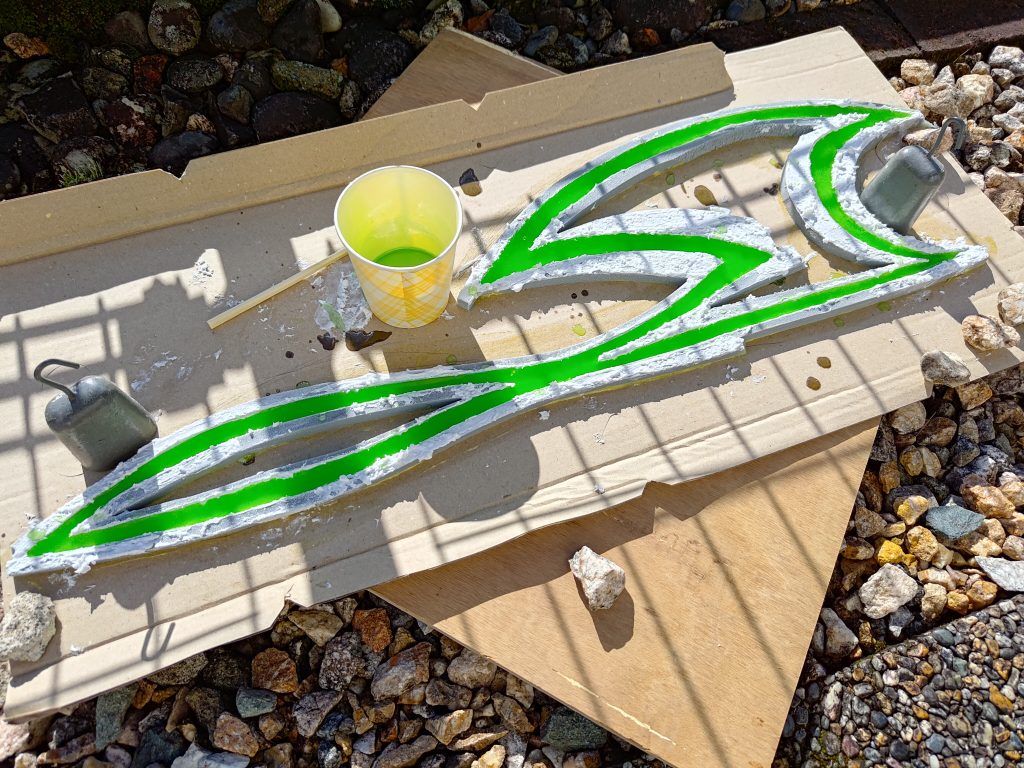 巨大ビームアックスは適当な枠を作ってシーリングシリコンを塗りエポキシレジンを流し込んで作成ドがつく田舎暮らしのため周りを気にせず作業できるのが強みでした。