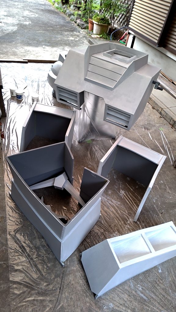 大きいですが重さは凄く軽いです。風で吹き飛びます。ガンダムをホームセンターで買ったペンキで塗装する日がくるとは思いませんでした。