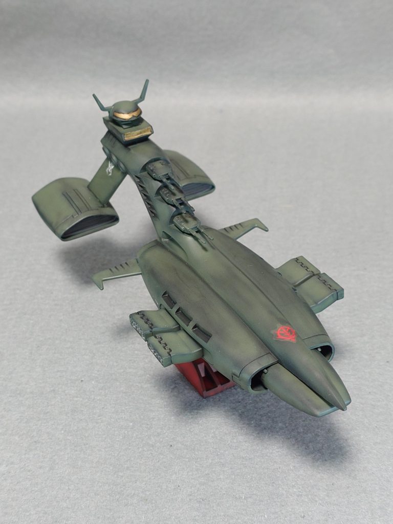 シャアムサイはカラーリングを自衛隊のグリーンで塗装しました。 ノーズに赤のジオンマーク貼りました。 エンジンがぶら下がっているステー?にはシャアのパーソナルマークを貼ってみました。