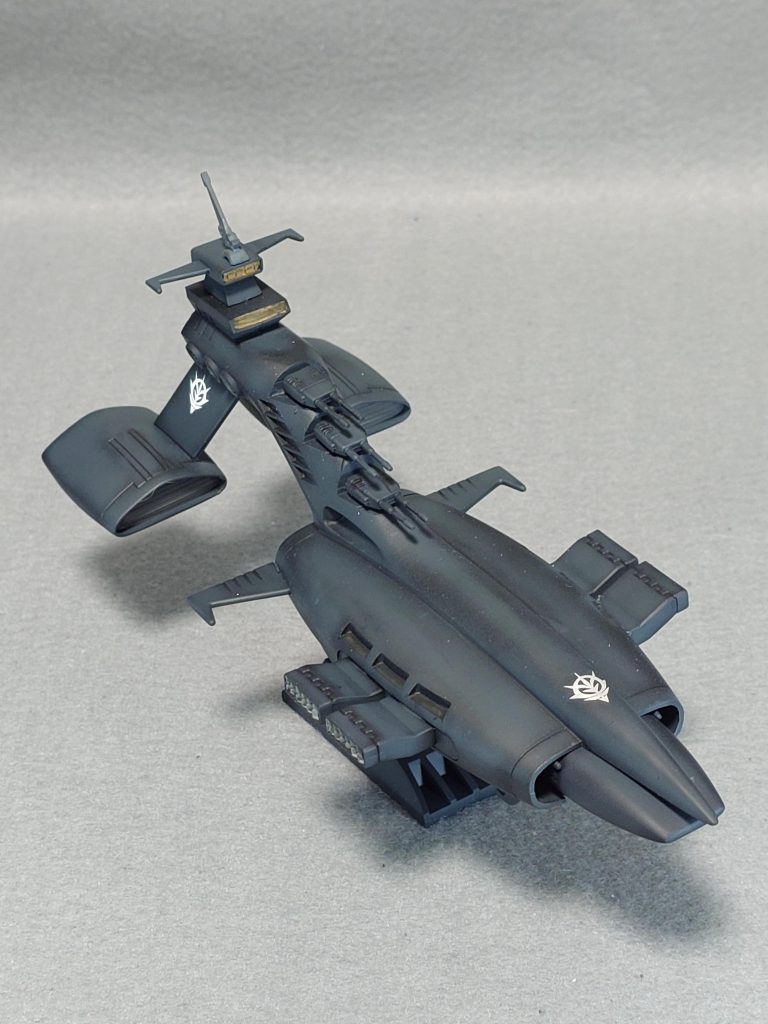 ノーマルムサイは私専用として仕立ててみました。 空間戦なら私はグリーン系よりグレー系かなと思いジャーマングレーで塗りました。 こちらは白のジオンマークを貼りました。 艦橋にロングアンテナを装着してみました。