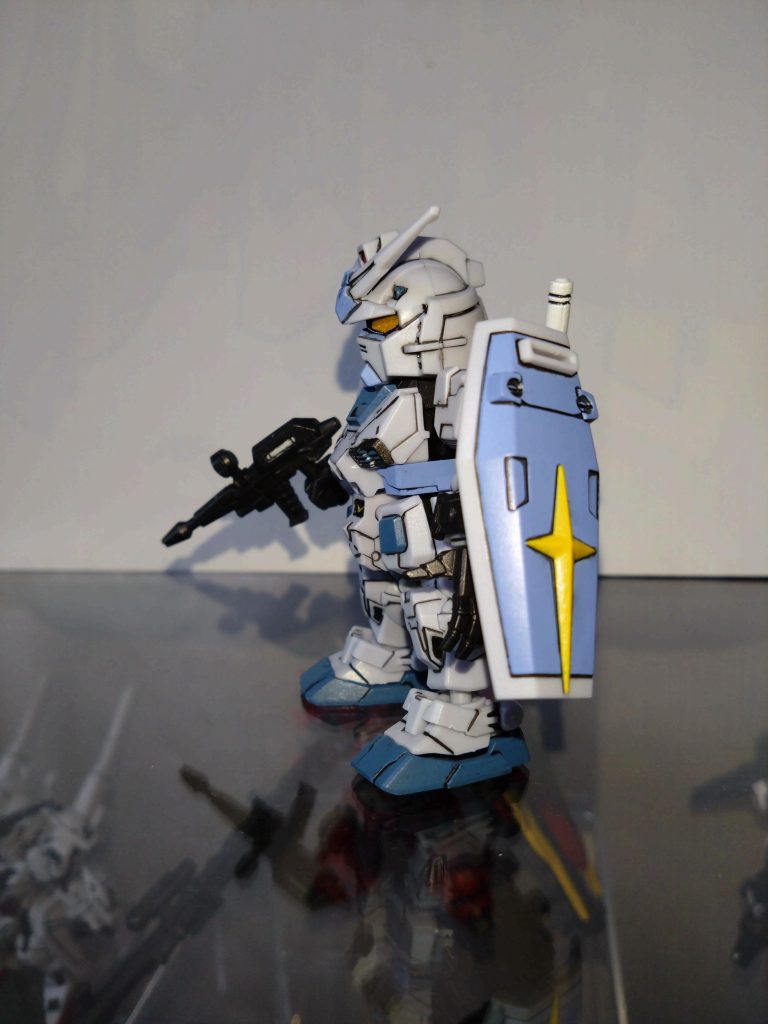 水性ホビーカラーはディアクティブホワイト、ガンダムイエロー、ミディアムブルー等を使用しました。