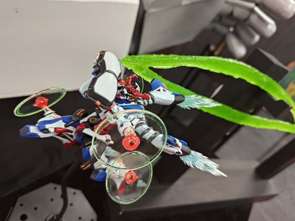 ジークアクスは丁寧に塗り分けてプラ版とUVレジンで追加パーツを作成放送翌日にこれを作ってしまったが故に今回の挑戦が始まったわけです。