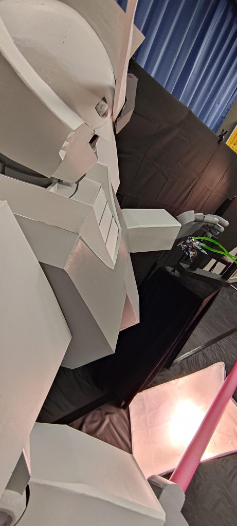 やはり立体物はいろんな角度で見られるのがいいですね♪ちょっと他作品の映り込みの関係で違う向きの写真が撮りづらかったのが残念です 