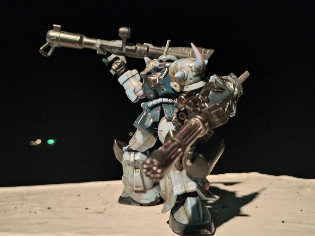 グフカスタムは夜に映えると思います。バズーカ砲はジョニー専用ゲルググから引っ張ってきてます。