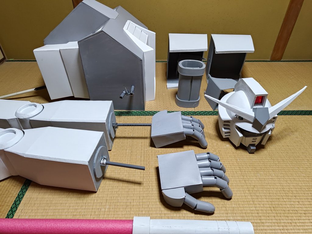 ビームサーベルの刃は百均で買えます。アレ、みんな見かけたら一度は「ビームサーベルだ…」と頭をよぎったことでしょう。もちろん人を叩いてはいけません。