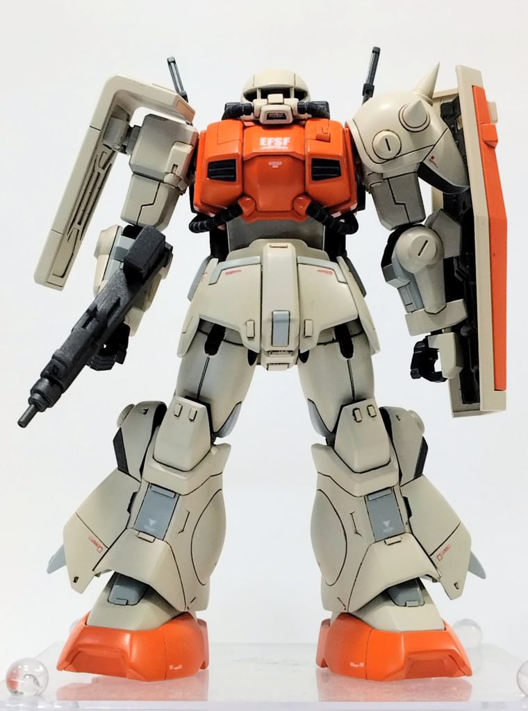 ライフル、シールドは、余っていたジム改の物を使用。シールドは、加工無しで、3ミリ丸プラ棒で接続。ライフルは、そのままでは、ぐらつくので、グリップ部分を切り離し、キットのマシンガンの物を切り離し加工して取り付けました。