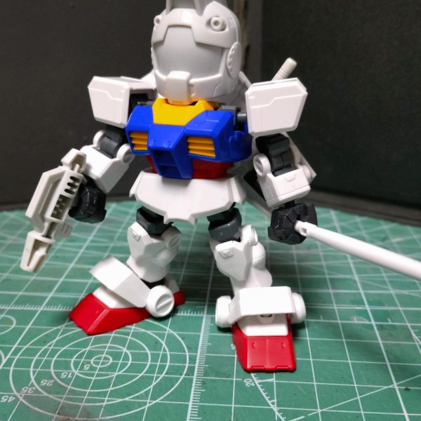 SDCS ガンダムとシルエットブースターを組み合わせてジムにしています。マウンテンサイクルの整理中に出てきて、ちょうどよい色変え作成のキットと思い、作成を始めました。多くの方がやっていた足のデザイン変更と、肉抜き埋めをやってます。スプレーガンはおゆまるで片側の型を取り、レジンで成形しました。うまくいって満足です（笑）サクッと片づけられるようモチベ維持として投稿します（2枚目）