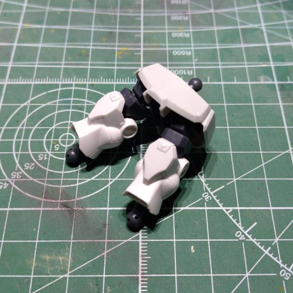 SDCS ガンダムとシルエットブースターを組み合わせてジムにしています。マウンテンサイクルの整理中に出てきて、ちょうどよい色変え作成のキットと思い、作成を始めました。多くの方がやっていた足のデザイン変更と、肉抜き埋めをやってます。スプレーガンはおゆまるで片側の型を取り、レジンで成形しました。うまくいって満足です（笑）サクッと片づけられるようモチベ維持として投稿します（3枚目）