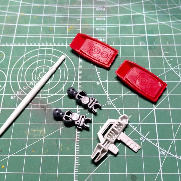 SDCS ガンダムとシルエットブースターを組み合わせてジムにしています。マウンテンサイクルの整理中に出てきて、ちょうどよい色変え作成のキットと思い、作成を始めました。多くの方がやっていた足のデザイン変更と、肉抜き埋めをやってます。スプレーガンはおゆまるで片側の型を取り、レジンで成形しました。うまくいって満足です（笑）サクッと片づけられるようモチベ維持として投稿します（4枚目）