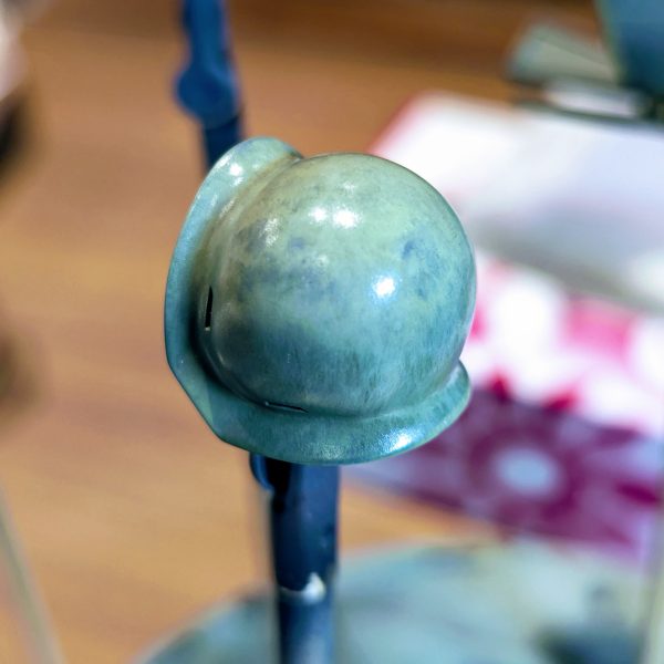 今日は２色目を２巡まで行きました(*´Д`)頭部だけチッピングまで進んだ状態です。肩がコリコリ、目がショボショボ💫ハイライトを乗せたいところが逆に剥がれてしまう筆使いの悪さに懊悩しております😿おやすみなさいませ💤  （3枚目）