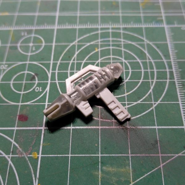 SDCS ガンダムとシルエットブースターを組み合わせてジムにしています。マウンテンサイクルの整理中に出てきて、ちょうどよい色変え作成のキットと思い、作成を始めました。多くの方がやっていた足のデザイン変更と、肉抜き埋めをやってます。スプレーガンはおゆまるで片側の型を取り、レジンで成形しました。うまくいって満足です（笑）サクッと片づけられるようモチベ維持として投稿します（5枚目）