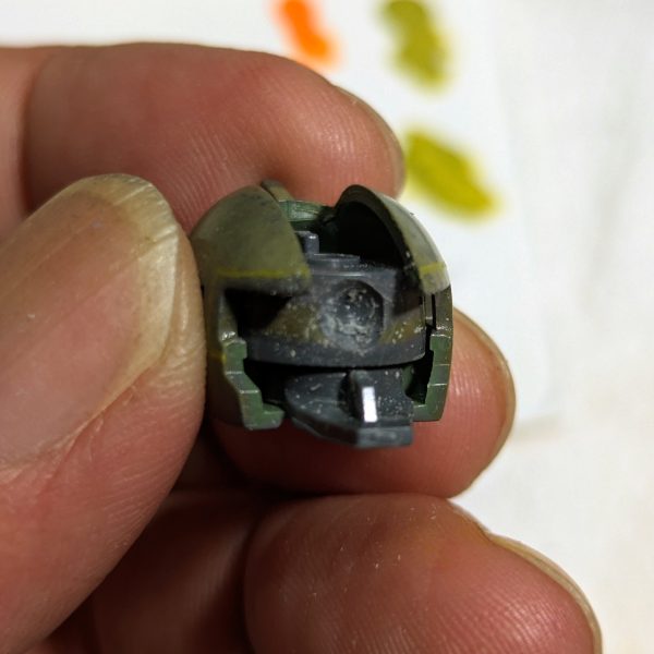 ドアップで失礼します笑ブシャブシャ塗ったピンウォッシュ汁をあらかた拭き終わりました✨青味の部分、塗り潰してしまい、、、rioさんのズゴック達のように行かず、あぁ、凄いなぁ✨と思いつつ、次はジャーマングレイ修行に励みます🔥そして今回手間だったのが、普通のHGザク1をリアルタイプカラーにしようと思って進めてましたら、当然の如くそのデカールがなく、全部手描きデカールしか道は無かったこと…(TдT)笑慣れないのでプルプルしましたが、いっそ太く描いて木目調ガンダムの時みたいに削ったらええやん✨と気づき、なんとかしました笑描くより削る方がラクでした(zaku-kao8)ですので、ダークグレーチッピングして半ツヤトップコート⇒手描きデカールやってまたトップコート⇒ピンウォッシュ汁⇒拭き取りという二度手間になりました💧ですけど、筆塗りはたのしいですヽ(=´▽`=)ノ✨(2枚目)