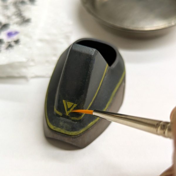 ドアップで失礼します笑ブシャブシャ塗ったピンウォッシュ汁をあらかた拭き終わりました✨青味の部分、塗り潰してしまい、、、rioさんのズゴック達のように行かず、あぁ、凄いなぁ✨と思いつつ、次はジャーマングレイ修行に励みます🔥そして今回手間だったのが、普通のHGザク1をリアルタイプカラーにしようと思って進めてましたら、当然の如くそのデカールがなく、全部手描きデカールしか道は無かったこと…(TдT)笑慣れないのでプルプルしましたが、いっそ太く描いて木目調ガンダムの時みたいに削ったらええやん✨と気づき、なんとかしました笑描くより削る方がラクでした(zaku-kao8)ですので、ダークグレーチッピングして半ツヤトップコート⇒手描きデカールやってまたトップコート⇒ピンウォッシュ汁⇒拭き取りという二度手間になりました💧ですけど、筆塗りはたのしいですヽ(=´▽`=)ノ✨(3枚目)