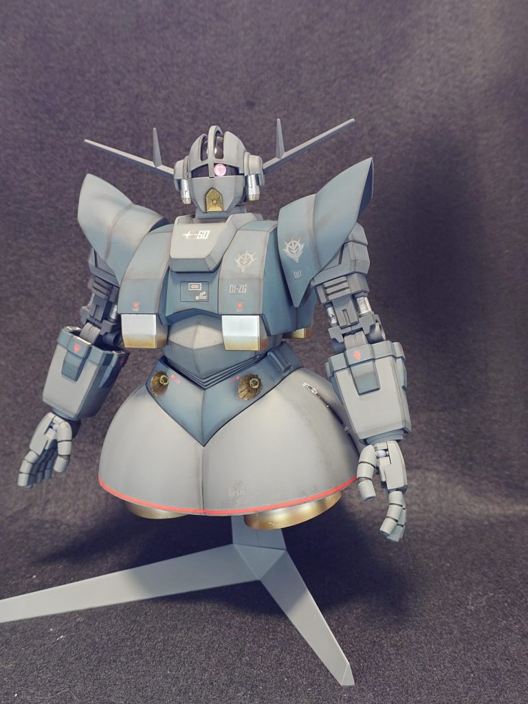 今回はジオングをロービジ風に塗装し試験機っぽく軽めなウェザリングで塗装してみました。　　　　　　　　　　　　　　　　　　　　　　明るめなグレーはエアクラフトグレー、暗めなグレーはジャーマングレーグラウで塗装しました。