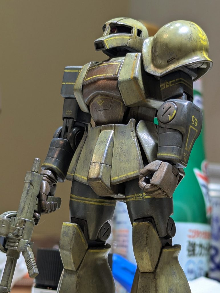 この箱絵、大胆な色使いの中に胸部と手足にさりげなくあるメタリック系のブラウン。この挿し色も渋さを演出するものだと思います。ここは塗装狂主任さんのオイリーでギラギラしたあの感じしかない❗️と思い、レッドブラウンにカッパーを重ね、ギラつかせてからチッピングで調整。手が一番お気に入りになりました🤤