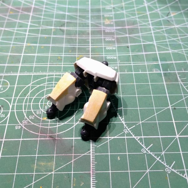 SDCS ガンダムとシルエットブースターを組み合わせてジムにしています。マウンテンサイクルの整理中に出てきて、ちょうどよい色変え作成のキットと思い、作成を始めました。多くの方がやっていた足のデザイン変更と、肉抜き埋めをやってます。スプレーガンはおゆまるで片側の型を取り、レジンで成形しました。うまくいって満足です（笑）サクッと片づけられるようモチベ維持として投稿します（6枚目）