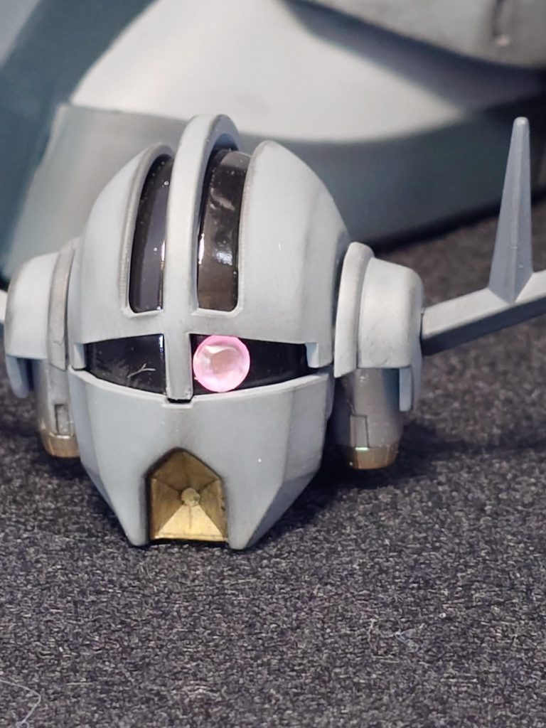 モノアイは100均ラインストーンを滑らかに削り貼ってみました(^_^;)