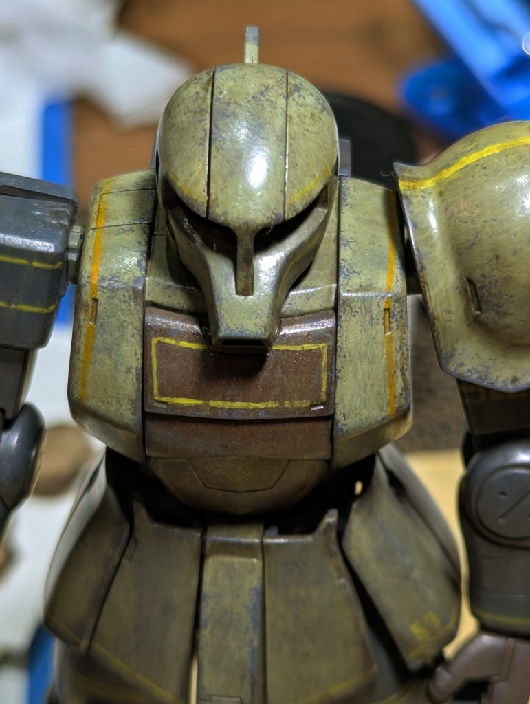 今回はデカールがなかった為、エナメルで手描きデカールをやってみました💦以下が手描きレシピです🐱1.面相筆で描きやすい濃度に調整、まっすぐ描くのは難しいので何回かなぞります2.多少曲がってもいいです、それをエナメル塗料を含んだ筆で両サイドから拭き取って消していきますと、ある程度真っ直ぐになります3.線の回りに塗料が残りがちですので、筆で何度か拭き取ります4.半ツヤトップコートでデカールを保護します【カラーレシピ：イエローグリーン、オレンジ】 これが終わりましたら同じくエナメルのダークグレイでチッピングを入れ、また半ツヤトップコートで保護。手描きだと２回保護する事になります😅最後にタミヤエナメル、ダークブラウンでブシャッとピンウォッシュをして終了です(｀･ω･´)ゞここはズゴックのピンウォッシュ編で写真も載せてますのでご興味ありましたら😸