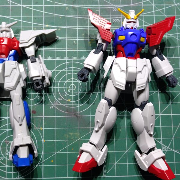 機動武道伝Gガンダムよりヒロイン搭乗のライジングガンダムです。HGFC シャイニングガンダムが買えたので手元の当時品とのミキシングをやります。①保管用に購入した旧キットよく見ると足組み間違ってますね(汗)②素体のシャイニングと比較大きな改造は頭部と肩、足と武装類ですね③④⑤当時品の頭部と比較してミキシング検討後頭部は結構違ってますね・・・使えそうなところの切り貼りしていきます。⑥足の形状スーパーモード時に展開する箇所のデザインが違ってます。ここは移植しようと思います。今月の某模型紙にもライジングガンダムの作例がありました。GUNSTAの先人達の作品も参考にしつつ、壊してしまった当時品を使ったリメイクを楽しみたいと思います。(2枚目)