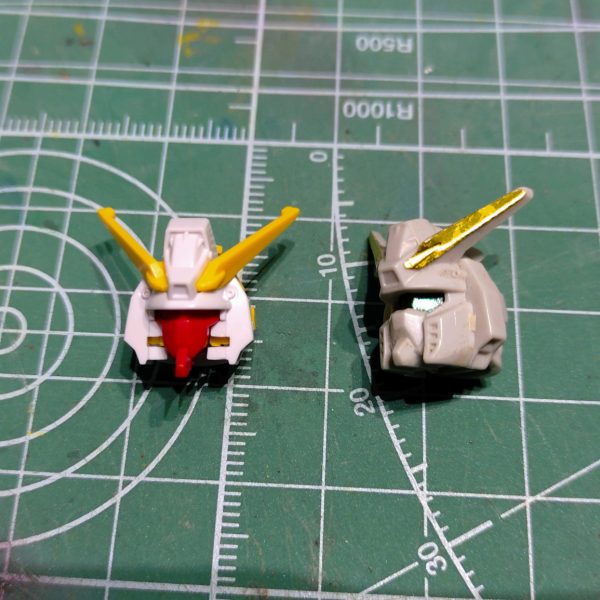 機動武道伝Gガンダムよりヒロイン搭乗のライジングガンダムです。HGFC シャイニングガンダムが買えたので手元の当時品とのミキシングをやります。①保管用に購入した旧キットよく見ると足組み間違ってますね(汗)②素体のシャイニングと比較大きな改造は頭部と肩、足と武装類ですね③④⑤当時品の頭部と比較してミキシング検討後頭部は結構違ってますね・・・使えそうなところの切り貼りしていきます。⑥足の形状スーパーモード時に展開する箇所のデザインが違ってます。ここは移植しようと思います。今月の某模型紙にもライジングガンダムの作例がありました。GUNSTAの先人達の作品も参考にしつつ、壊してしまった当時品を使ったリメイクを楽しみたいと思います。(3枚目)