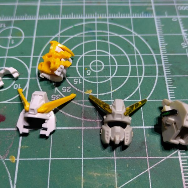 機動武道伝Gガンダムよりヒロイン搭乗のライジングガンダムです。HGFC シャイニングガンダムが買えたので手元の当時品とのミキシングをやります。①保管用に購入した旧キットよく見ると足組み間違ってますね(汗)②素体のシャイニングと比較大きな改造は頭部と肩、足と武装類ですね③④⑤当時品の頭部と比較してミキシング検討後頭部は結構違ってますね・・・使えそうなところの切り貼りしていきます。⑥足の形状スーパーモード時に展開する箇所のデザインが違ってます。ここは移植しようと思います。今月の某模型紙にもライジングガンダムの作例がありました。GUNSTAの先人達の作品も参考にしつつ、壊してしまった当時品を使ったリメイクを楽しみたいと思います。(5枚目)
