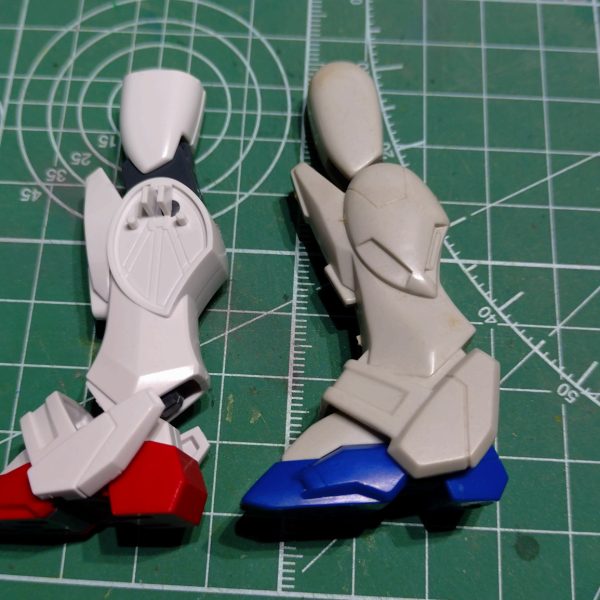 機動武道伝Gガンダムよりヒロイン搭乗のライジングガンダムです。HGFC シャイニングガンダムが買えたので手元の当時品とのミキシングをやります。①保管用に購入した旧キットよく見ると足組み間違ってますね(汗)②素体のシャイニングと比較大きな改造は頭部と肩、足と武装類ですね③④⑤当時品の頭部と比較してミキシング検討後頭部は結構違ってますね・・・使えそうなところの切り貼りしていきます。⑥足の形状スーパーモード時に展開する箇所のデザインが違ってます。ここは移植しようと思います。今月の某模型紙にもライジングガンダムの作例がありました。GUNSTAの先人達の作品も参考にしつつ、壊してしまった当時品を使ったリメイクを楽しみたいと思います。(6枚目)