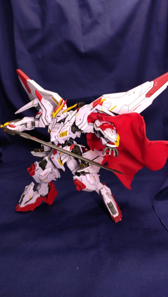 痺れる印象的なポーズで各部合わせ目消しも工夫しました。本体色はガンダムSEEDのストライクルージュのカラーを使用しました。手持ちのデカール＋艶消ししてます。