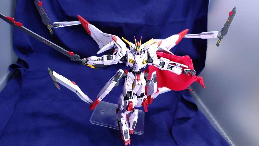 めちゃくちゃカッコいい阿修羅モード空間占有が大きく迫力があって気に入ってます。今回は100均で端切れを購入し、劇中印象的なマントも用意しました。肩パーツ組み換えで取り外し可能にしました。