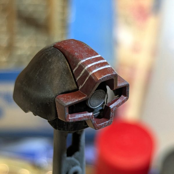 しみさん流水性筆塗り修行、２体目ドム、最後の半ツヤトップも乾いて佳境に入っております。今回はさらにウドさんのゾックのような、粉塵砂埃にまみれた、まさに『むせる』を目指してのイメトレや演習を行っております💪ウドさん推奨のグレイッシュブラウンは本日入荷します✨入荷を待つ間、全機体中トップクラスに好きなタコザクさんの昔の塗料を脱色しております😸 【麦茶ボトルで☆脱色レシピ】1.使えなくなった麦茶のボトルに、可能な限り分解したキットを入れる2.アクリル溶剤をキットが浸かるまで注ぎます🐈️麦茶ボトルのいいところは密閉できる蓋です。そのままだと強烈な匂いを発します💫3.一晩寝かせます※もしくは私のように短気な方は優しくユサユサします。するとぐんぐん塗料が溶けて行きますが、接着剤も溶けてパーツが外れます。⚠️でもパーツ自体の融解は見られませんでした✨4.中性洗剤でよく洗浄・乾燥させ出来上がり♪誠一さんやtomさんみたいに創作に挑もうとナイフとＴ字定規を持ち意気込みましたが、、、よくよく見るとまず顔の造形から全く違う💦普通のザクⅡより扁平でなんだか頬骨も出てる、、、何°で行けばいいの❗️など即パニックに💫笑ソッとナイフと定規をしまうと共に、造形師たちは化け物だと思いました🐱✨（2枚目）