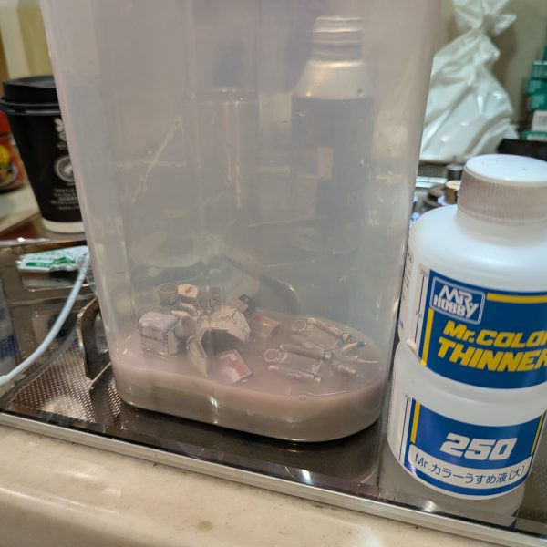 しみさん流水性筆塗り修行、2体目ドム、最後の半ツヤトップも乾いて佳境に入っております。今回はさらにウドさんのゾックのような、粉塵砂埃にまみれた、まさに『むせる』を目指してのイメトレや演習を行っております💪ウドさん推奨のグレイッシュブラウンは本日入荷します✨入荷を待つ間、全機体中トップクラスに好きなタコザクさんの昔の塗料を脱色しております😸 【麦茶ボトルで☆脱色レシピ】1.使えなくなった麦茶のボトルに、可能な限り分解したキットを入れる2.アクリル用うすめ液をキットが浸かるまで注ぎます🐈️麦茶ボトルのいいところは密閉できる蓋です。そのままだと強烈な匂いを発します💫3.一晩寝かせます※もしくは私のように短気な方は優しくユサユサします。するとぐんぐん塗料が溶けて行きますが、接着剤も溶けてパーツが外れます。⚠️プラキャップのような小さいプラパーツが砕けました😱侵食はしているようです💧4.中性洗剤でよく洗浄・乾燥させ出来上がり♪誠一さんやtomさんみたいに創作に挑もうとナイフとT字定規を持ち意気込みましたが、、、よくよく見るとまず顔の造形から全く違う💦普通のザクⅡより扁平でなんだか頬骨も出てる、、、何°で行けばいいの❗️など即パニックに💫笑ソッとナイフと定規をしまうと共に、造形師たちは化け物だと思いました🐱✨(4枚目)