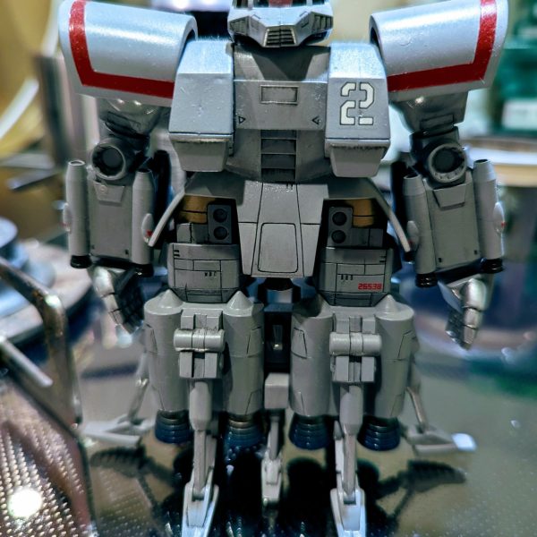 しみさん流水性筆塗り修行、２体目ドム、最後の半ツヤトップも乾いて佳境に入っております。今回はさらにウドさんのゾックのような、粉塵砂埃にまみれた、まさに『むせる』を目指してのイメトレや演習を行っております💪ウドさん推奨のグレイッシュブラウンは本日入荷します✨入荷を待つ間、全機体中トップクラスに好きなタコザクさんの昔の塗料を脱色しております😸 【麦茶ボトルで☆脱色レシピ】1.使えなくなった麦茶のボトルに、可能な限り分解したキットを入れる2.アクリル溶剤をキットが浸かるまで注ぎます🐈️麦茶ボトルのいいところは密閉できる蓋です。そのままだと強烈な匂いを発します💫3.一晩寝かせます※もしくは私のように短気な方は優しくユサユサします。するとぐんぐん塗料が溶けて行きますが、接着剤も溶けてパーツが外れます。⚠️でもパーツ自体の融解は見られませんでした✨4.中性洗剤でよく洗浄・乾燥させ出来上がり♪誠一さんやtomさんみたいに創作に挑もうとナイフとＴ字定規を持ち意気込みましたが、、、よくよく見るとまず顔の造形から全く違う💦普通のザクⅡより扁平でなんだか頬骨も出てる、、、何°で行けばいいの❗️など即パニックに💫笑ソッとナイフと定規をしまうと共に、造形師たちは化け物だと思いました🐱✨（3枚目）