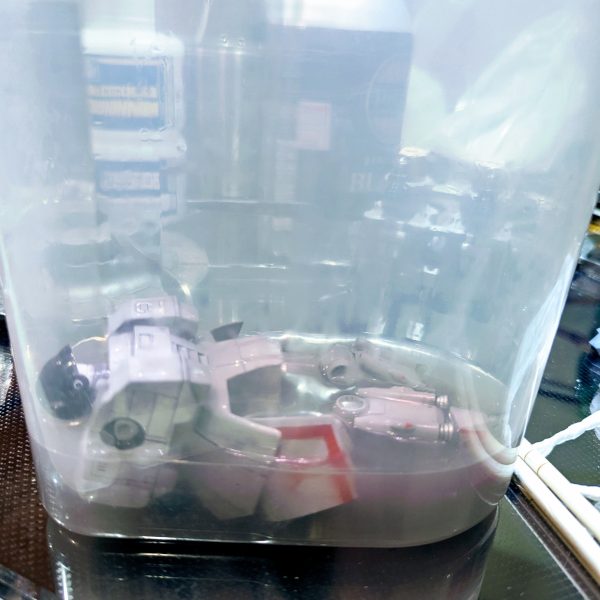 しみさん流水性筆塗り修行、２体目ドム、最後の半ツヤトップも乾いて佳境に入っております。今回はさらにウドさんのゾックのような、粉塵砂埃にまみれた、まさに『むせる』を目指してのイメトレや演習を行っております💪ウドさん推奨のグレイッシュブラウンは本日入荷します✨入荷を待つ間、全機体中トップクラスに好きなタコザクさんの昔の塗料を脱色しております😸 【麦茶ボトルで☆脱色レシピ】1.使えなくなった麦茶のボトルに、可能な限り分解したキットを入れる2.アクリル溶剤をキットが浸かるまで注ぎます🐈️麦茶ボトルのいいところは密閉できる蓋です。そのままだと強烈な匂いを発します💫3.一晩寝かせます※もしくは私のように短気な方は優しくユサユサします。するとぐんぐん塗料が溶けて行きますが、接着剤も溶けてパーツが外れます。⚠️でもパーツ自体の融解は見られませんでした✨4.中性洗剤でよく洗浄・乾燥させ出来上がり♪誠一さんやtomさんみたいに創作に挑もうとナイフとＴ字定規を持ち意気込みましたが、、、よくよく見るとまず顔の造形から全く違う💦普通のザクⅡより扁平でなんだか頬骨も出てる、、、何°で行けばいいの❗️など即パニックに💫笑ソッとナイフと定規をしまうと共に、造形師たちは化け物だと思いました🐱✨（4枚目）