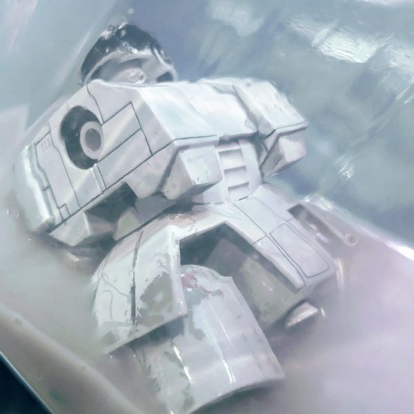 しみさん流水性筆塗り修行、２体目ドム、最後の半ツヤトップも乾いて佳境に入っております。今回はさらにウドさんのゾックのような、粉塵砂埃にまみれた、まさに『むせる』を目指してのイメトレや演習を行っております💪ウドさん推奨のグレイッシュブラウンは本日入荷します✨入荷を待つ間、全機体中トップクラスに好きなタコザクさんの昔の塗料を脱色しております😸 【麦茶ボトルで☆脱色レシピ】1.使えなくなった麦茶のボトルに、可能な限り分解したキットを入れる2.アクリル溶剤をキットが浸かるまで注ぎます🐈️麦茶ボトルのいいところは密閉できる蓋です。そのままだと強烈な匂いを発します💫3.一晩寝かせます※もしくは私のように短気な方は優しくユサユサします。するとぐんぐん塗料が溶けて行きますが、接着剤も溶けてパーツが外れます。⚠️でもパーツ自体の融解は見られませんでした✨4.中性洗剤でよく洗浄・乾燥させ出来上がり♪誠一さんやtomさんみたいに創作に挑もうとナイフとＴ字定規を持ち意気込みましたが、、、よくよく見るとまず顔の造形から全く違う💦普通のザクⅡより扁平でなんだか頬骨も出てる、、、何°で行けばいいの❗️など即パニックに💫笑ソッとナイフと定規をしまうと共に、造形師たちは化け物だと思いました🐱✨（5枚目）