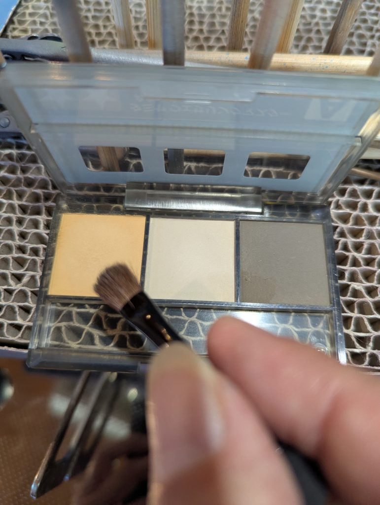 粉物、行きまぁーーーす！タミ◯ヤウェザリングマスターAセット✨セミウェットタイプで触れてもそんなに落ちない、いい塗料でした！特に砂埃溜まりそうな所から入れ、気に入って来ましたので軽く全体に粉体まみれにしました😸