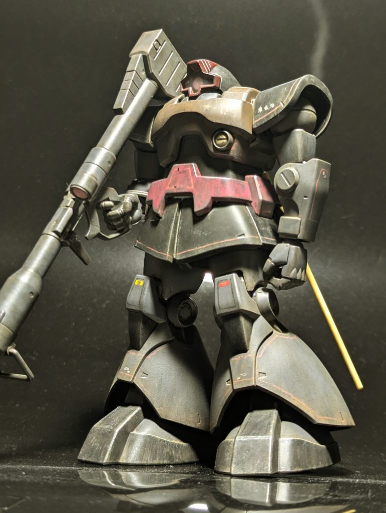 お馴染みのメカサフヘヴィという、濃いグレーのサフを吹きまして、【水性ホビーカラー工程】グレー：ジャーマングレー/ドゥンケルグラウ＋ガンダムルブリスグレーブラック：つや消しブラック＋ミッドナイトブルー胸部ブラウン：レッドブラウン＋ダークアース腰部ピンク：レッドブラウン＋調色ピンク(モンザレッドとつや消しホワイトを2：1)エッヂにスーパーファインシルバーでドライブラシを追加【エナメル工程】手描きデカールの後にダークグレーチッピング、半ツヤトップコートしてダークブラウンでピンウォッシュ✨ここまでが前回旧ザクと同工程です。