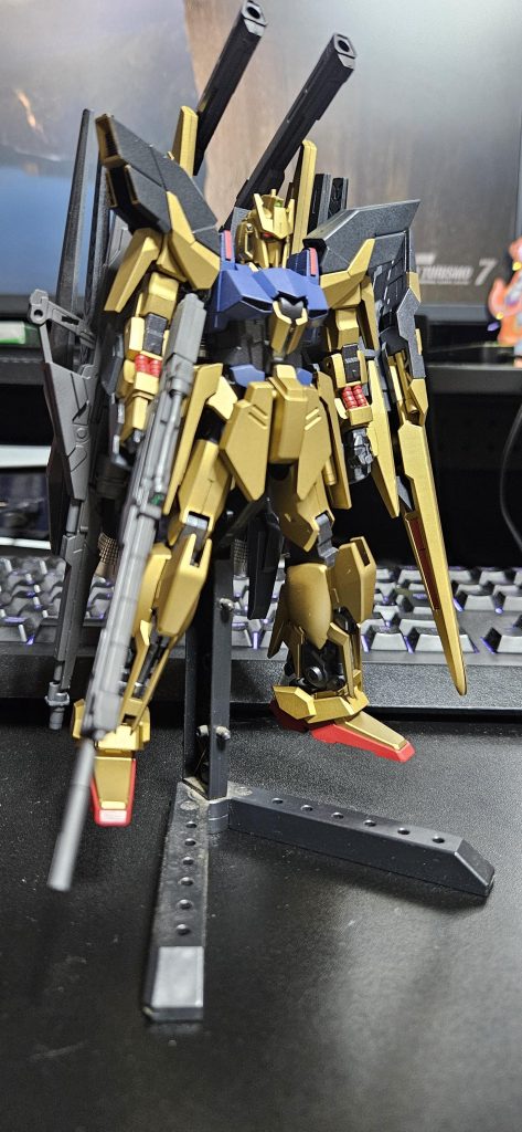 BWS Aunit付けると自立出来ないのが欠点ですね…サブにデルタカイのLMBを懸架しており、メインはデルタプラス・リゼルのLBRです。BWSメガライドランチャーを加工し、武装は300mmキャノンとデルタカイのPFFになります。近接武装はシールド内のビームガン兼用ビームサーベル、腰部サイドアーマー内に百万式から流用したビームソードになります。