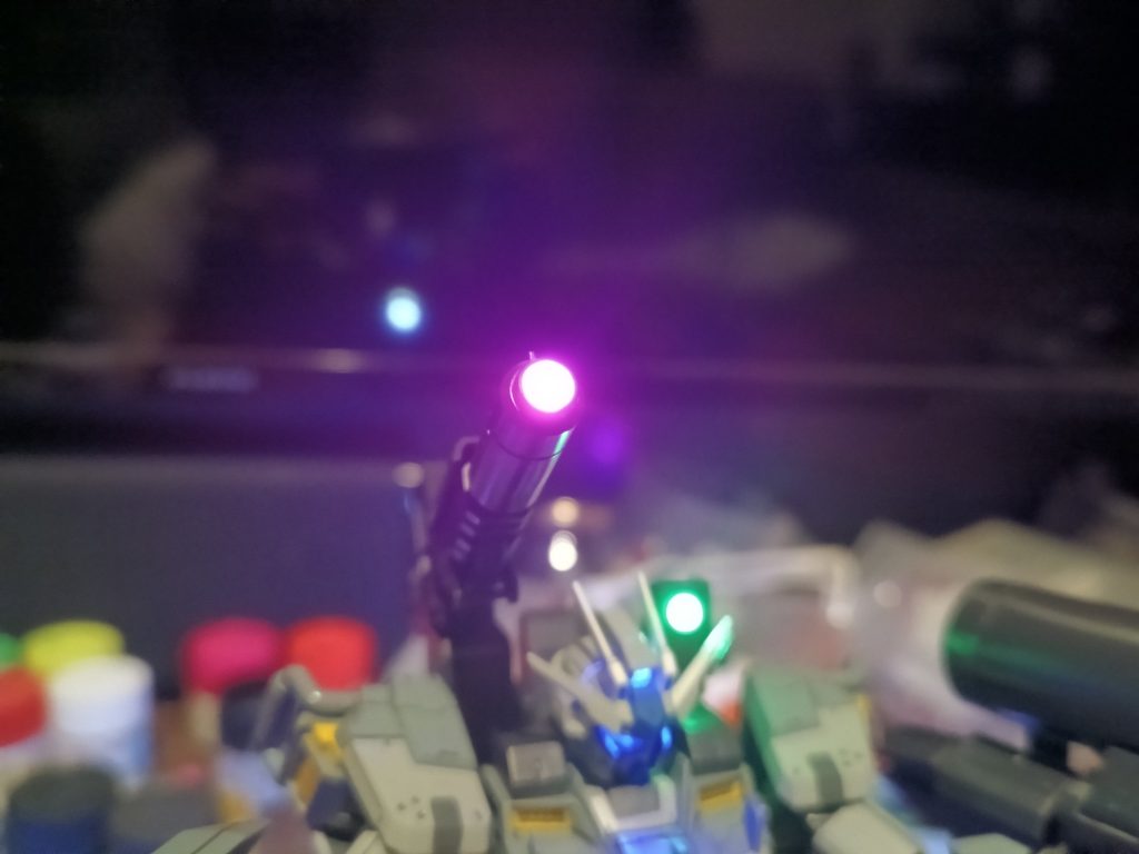 バックパックのキャノンは実弾系のようですが、ビーム設定でピンクに😁