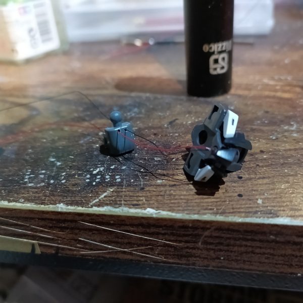 教科書通りにツノの取付け部分折ってしまいました😱😰😅💦💦力の入れ方にご注意ください‼️😅😅💦（4枚目）