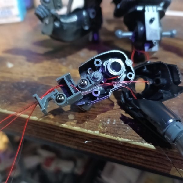 股関節からの線ともも裏バーニアからの線をまとめて膝関節に通してます‼️👍（5枚目）