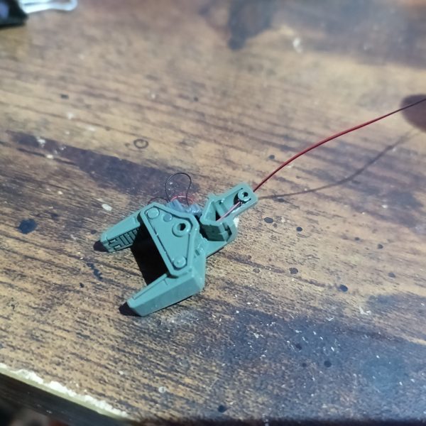 流れに乗ってガンダムビルド系からポリポッドボールです😁👍アームの付け根に作業灯としてホワイトを入れてます☝️付属のリード線は使わず、LEDの赤黒線を動力パイプに見立てて露出させました☝️（3枚目）