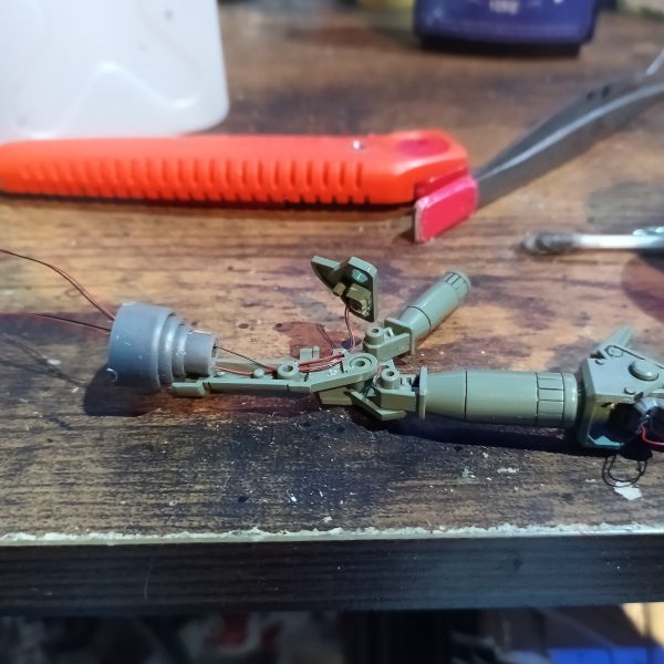 流れに乗ってガンダムビルド系からポリポッドボールです😁👍アームの付け根に作業灯としてホワイトを入れてます☝️付属のリード線は使わず、LEDの赤黒線を動力パイプに見立てて露出させました☝️（4枚目）