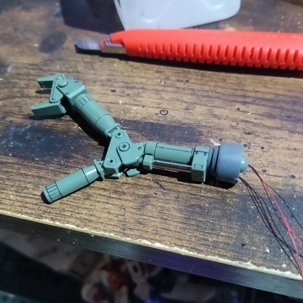 流れに乗ってガンダムビルド系からポリポッドボールです😁👍アームの付け根に作業灯としてホワイトを入れてます☝️付属のリード線は使わず、LEDの赤黒線を動力パイプに見立てて露出させました☝️（5枚目）