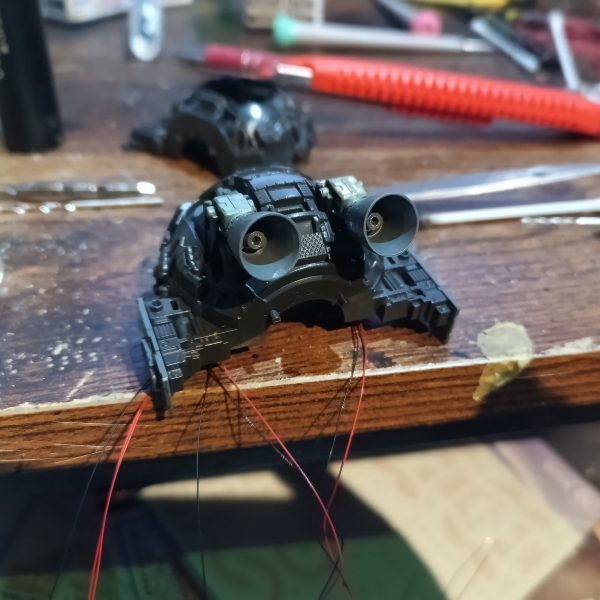 今回は脚から出すのが難しい為お尻からアンビリカルケーブル的に被覆線で結線しました😁👍（2枚目）