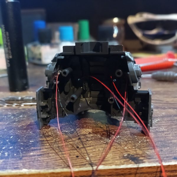 今回は脚から出すのが難しい為お尻からアンビリカルケーブル的に被覆線で結線しました😁👍（3枚目）