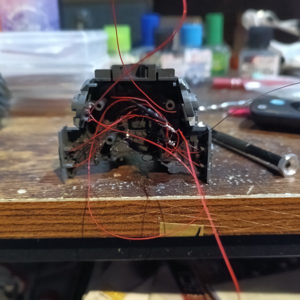 今回は脚から出すのが難しい為お尻からアンビリカルケーブル的に被覆線で結線しました😁👍（4枚目）