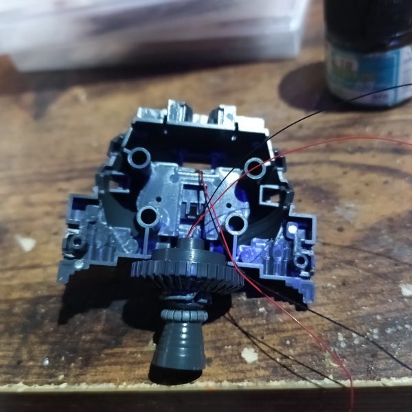 今回は脚から出すのが難しい為お尻からアンビリカルケーブル的に被覆線で結線しました😁👍（5枚目）