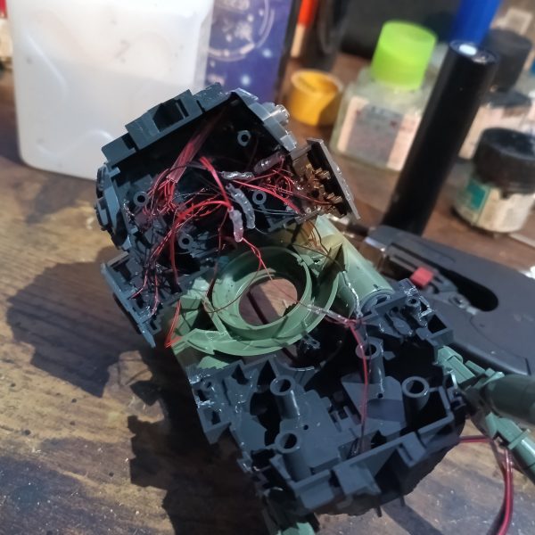 今回は脚から出すのが難しい為お尻からアンビリカルケーブル的に被覆線で結線しました😁👍（6枚目）