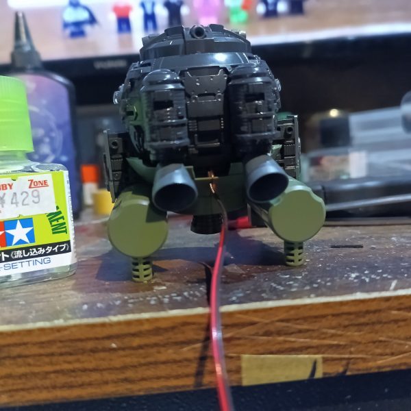 今回は脚から出すのが難しい為お尻からアンビリカルケーブル的に被覆線で結線しました😁👍（7枚目）