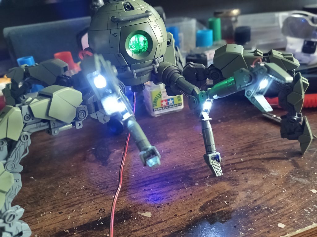 アームには照明が要るであろうという設定でホワイトを入れてます👍